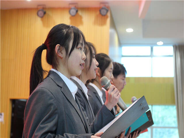高二(31)班同学诗歌朗诵 (2).jpg