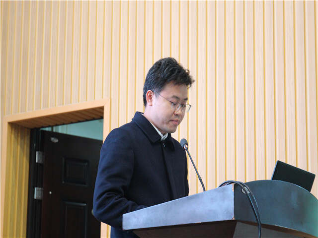 教育处副主任彭勇老师主持周会.jpg