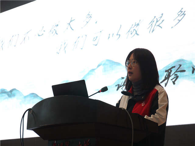 历史组高凡椅老师进行国旗下讲话.jpg