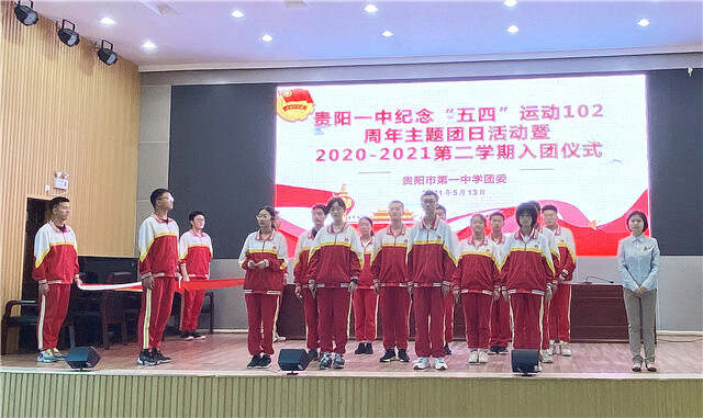 图二)徐艺容老师为新团员授团徽及团员证.jpg