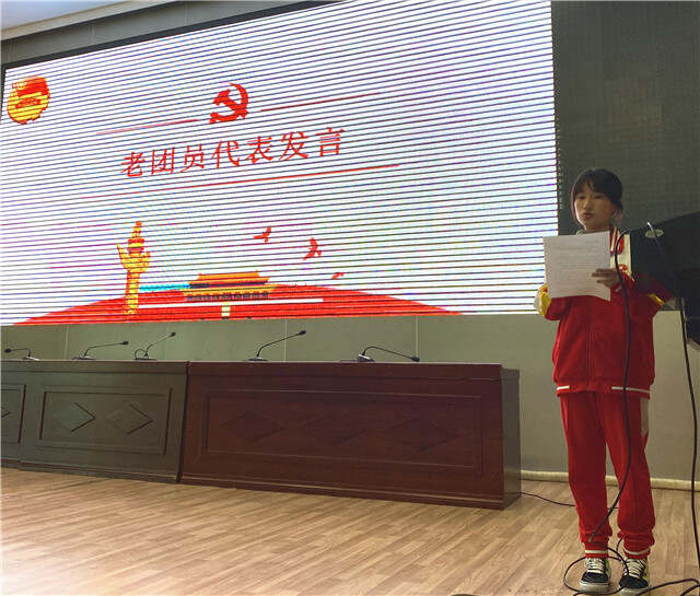 图七)赵秋圆同学代表老团员发言.jpg