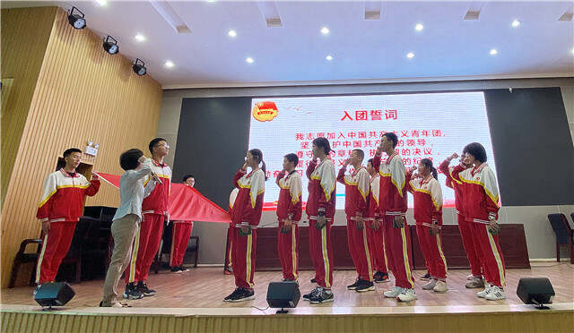 图三)团旗下新团员庄严宣誓.jpg