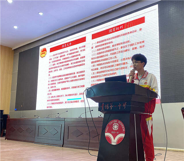 图五)入团介绍人罗永睿同学宣读团员权利与义务.jpg