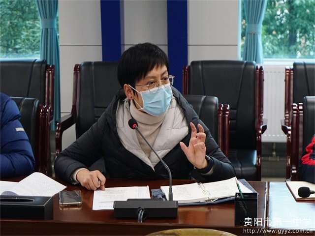 3李莉副校长传达上级精神.jpg