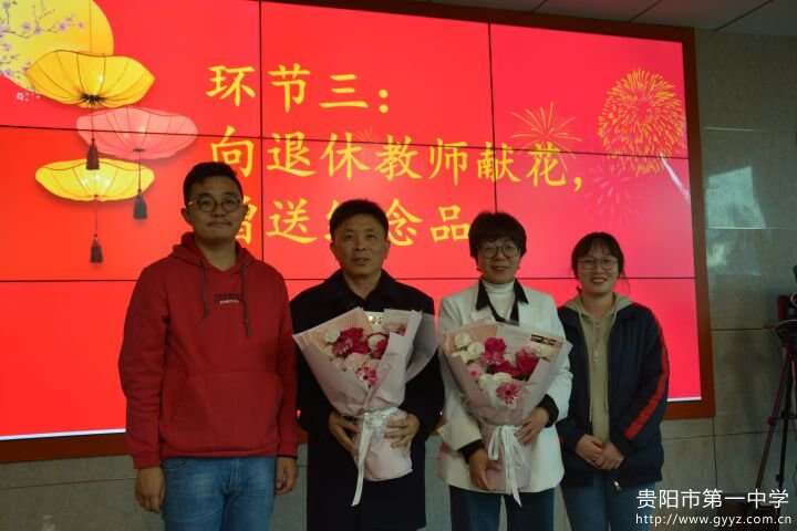 4青年教师向退休教师献花.jpg