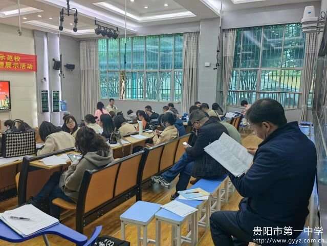 领导、专家听课现场1.jpg 领导、专家听课现场1.jpg