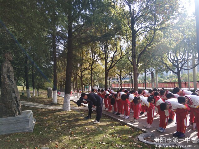 图4 鞠躬致敬 缅怀先烈.jpg