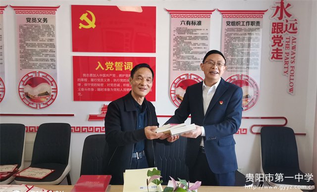 3 向离退休支部发放党建书籍.jpg