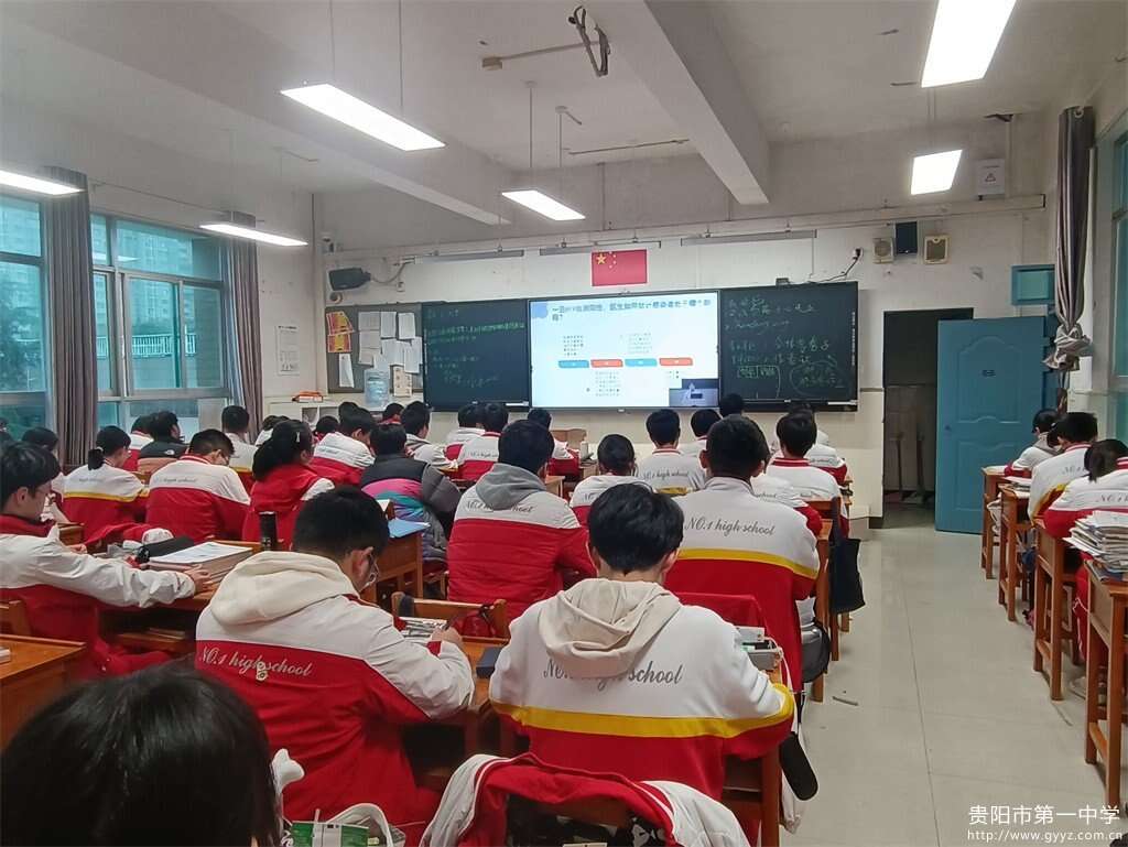 图4 教室内认真聆听讲座的同学们.jpg