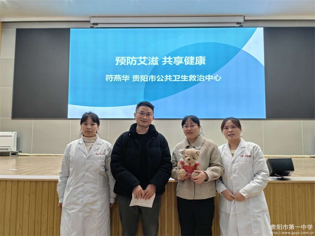 图5 向符医生授予荣誉证书.jpg