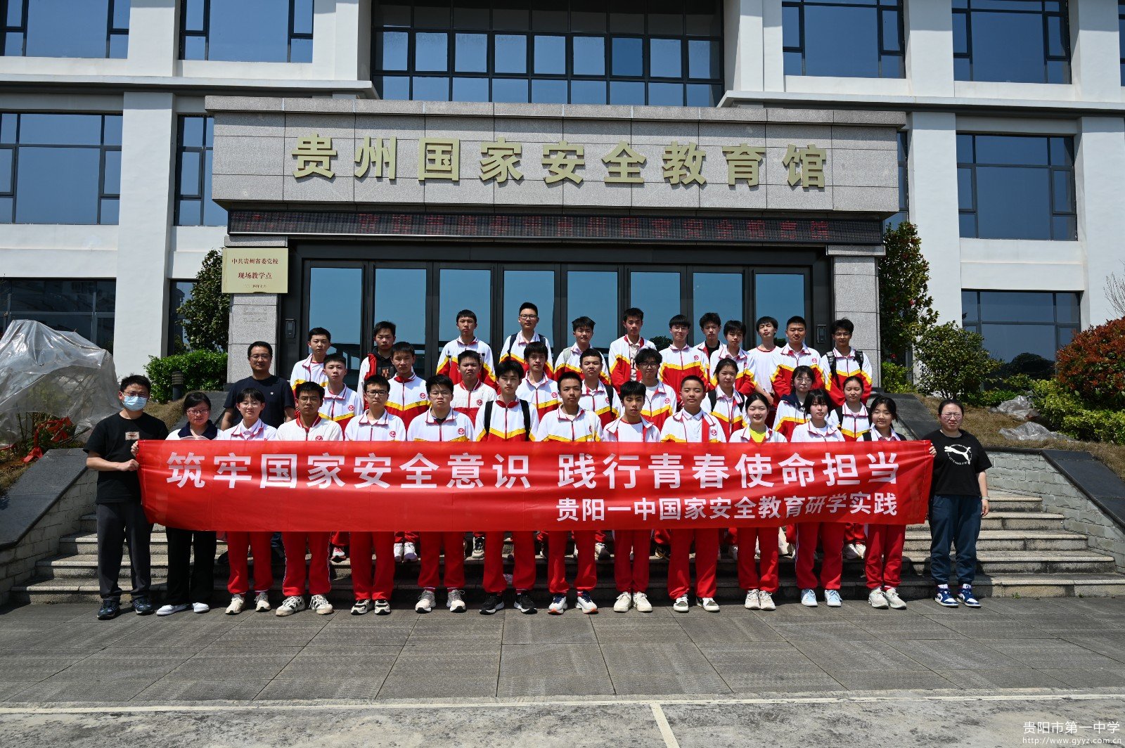 图5 合影留念.jpg