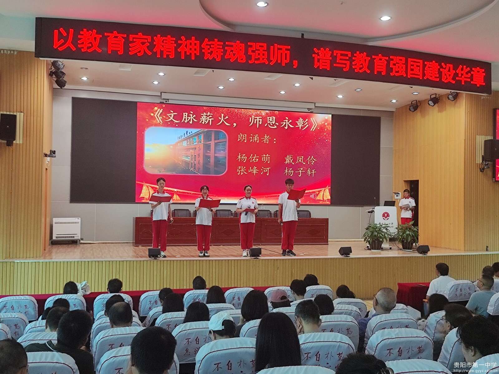 图3 学生代表朗诵2.jpg