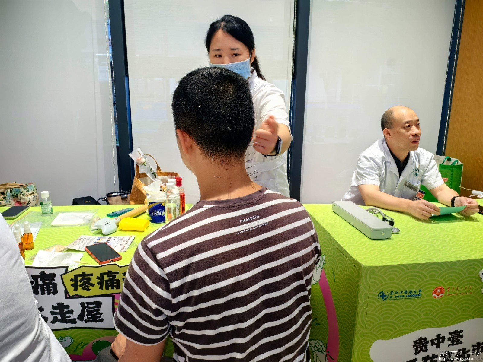 图11  师生体验针灸疗法.jpg