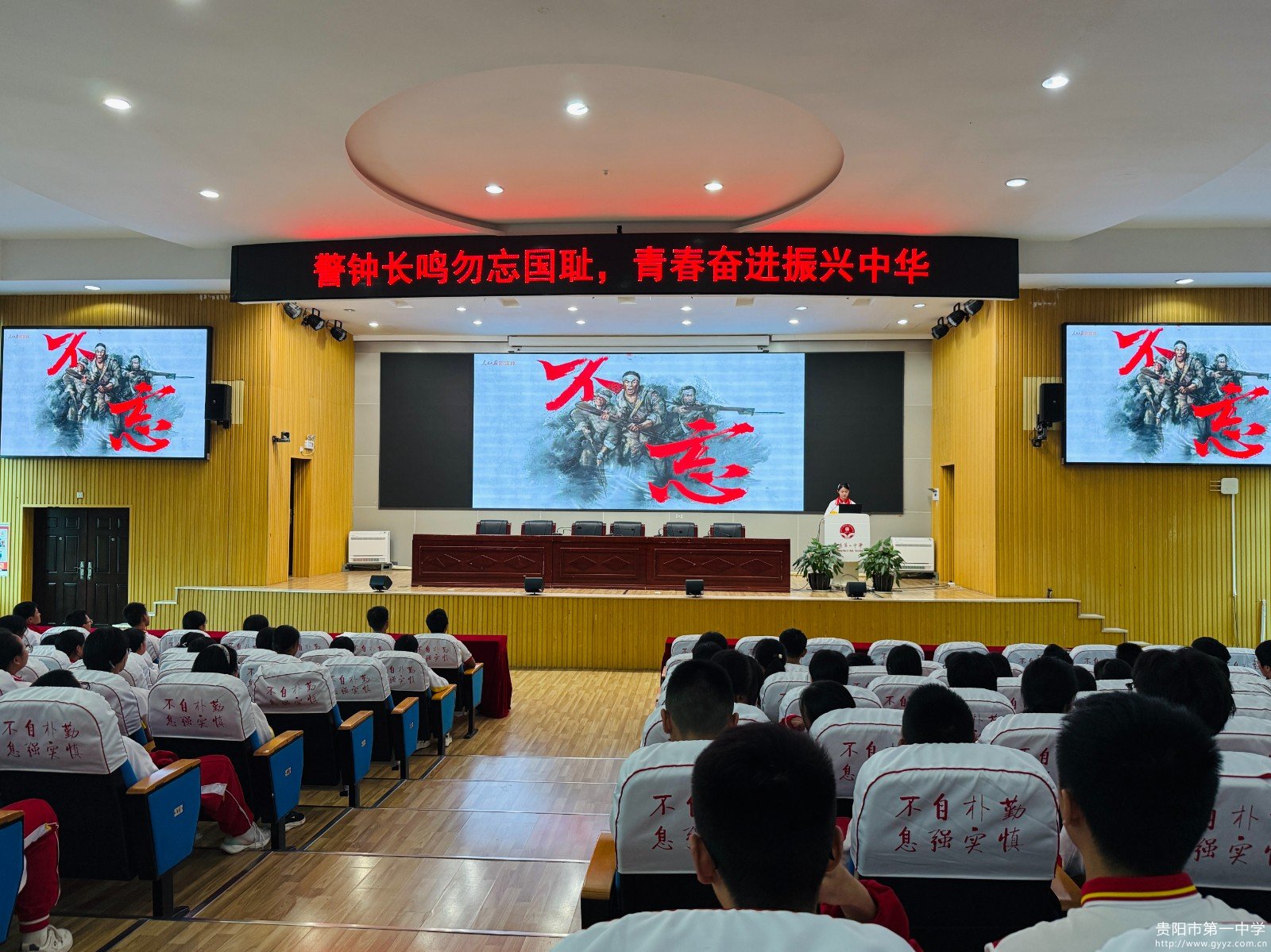 图3 老师与同学们观看视频.JPG