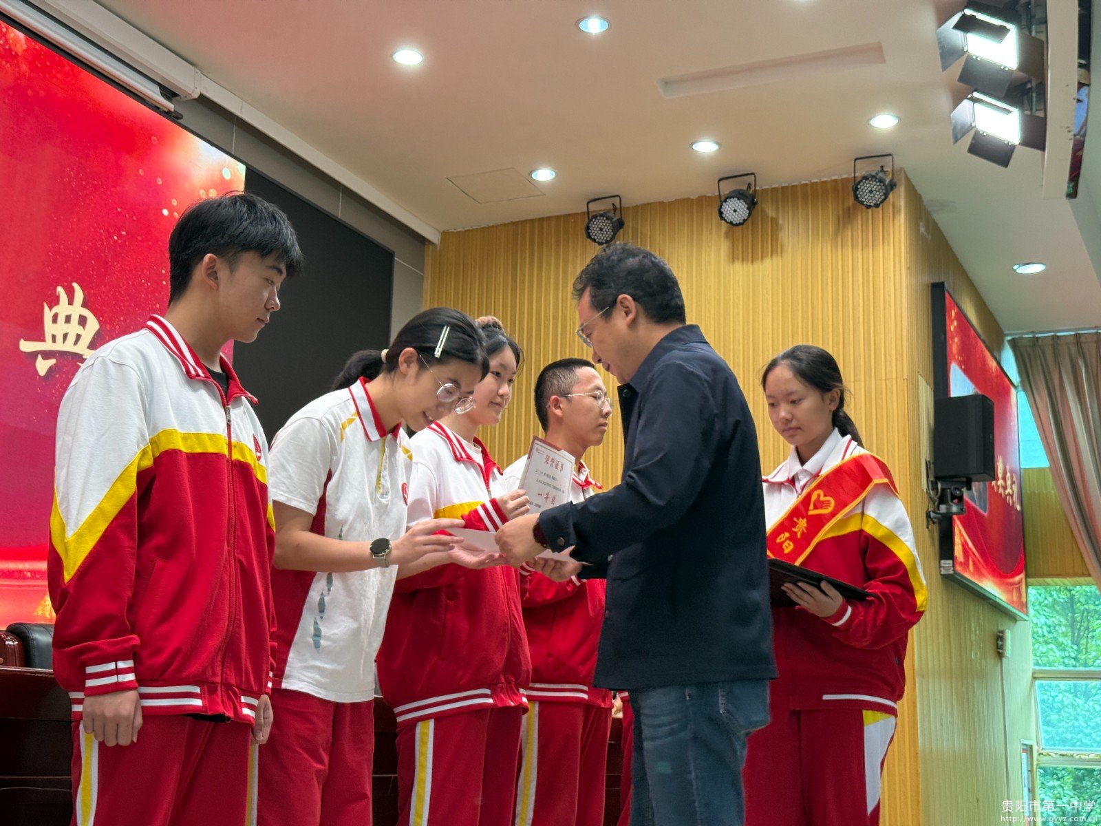 图6 曾强校长为优秀班级颁奖.JPG