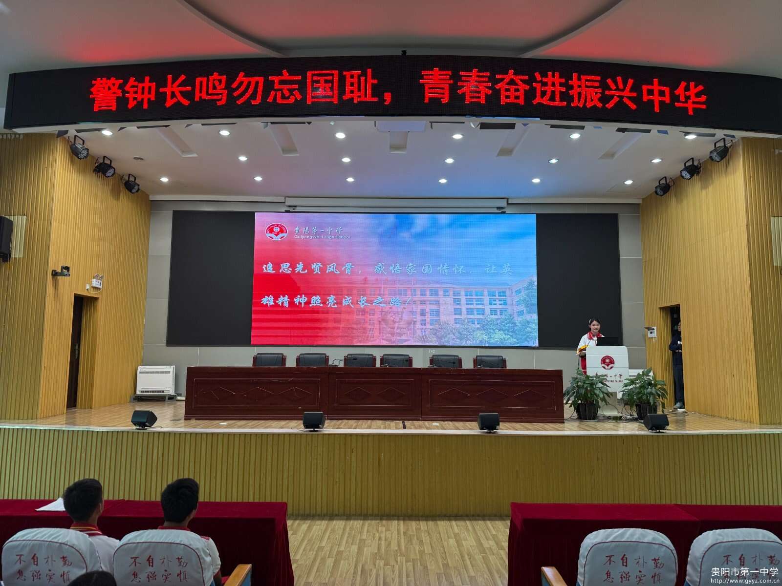 图7 主持人发出倡议.JPG