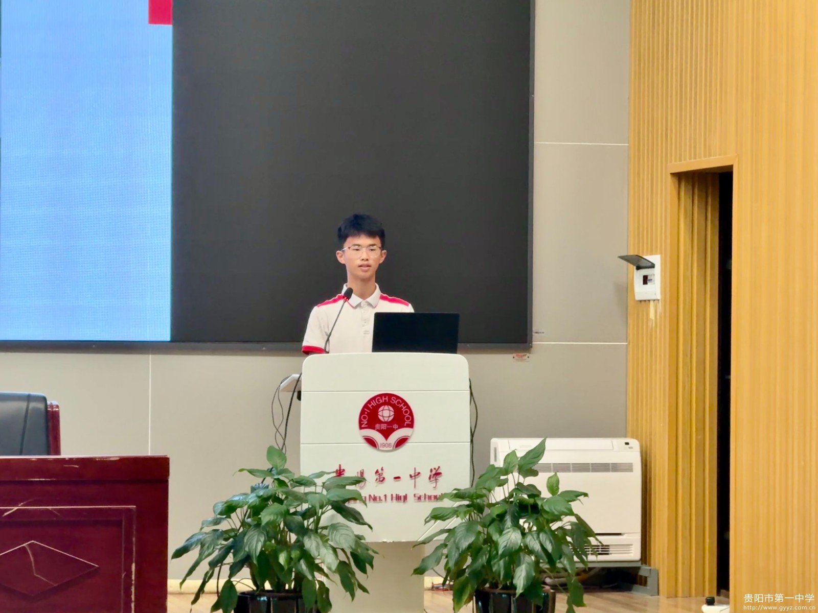 图3 田文奇同学介绍交流活动经历.JPG