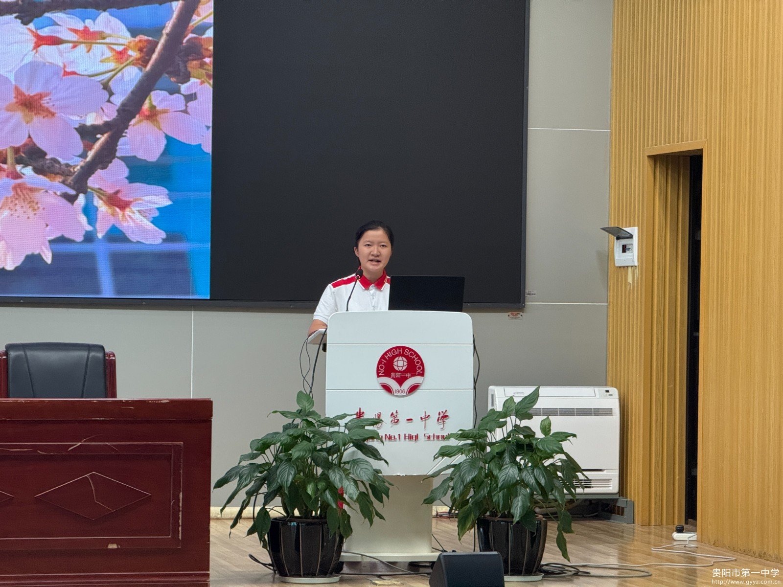 图7 主持人发起倡议.JPG