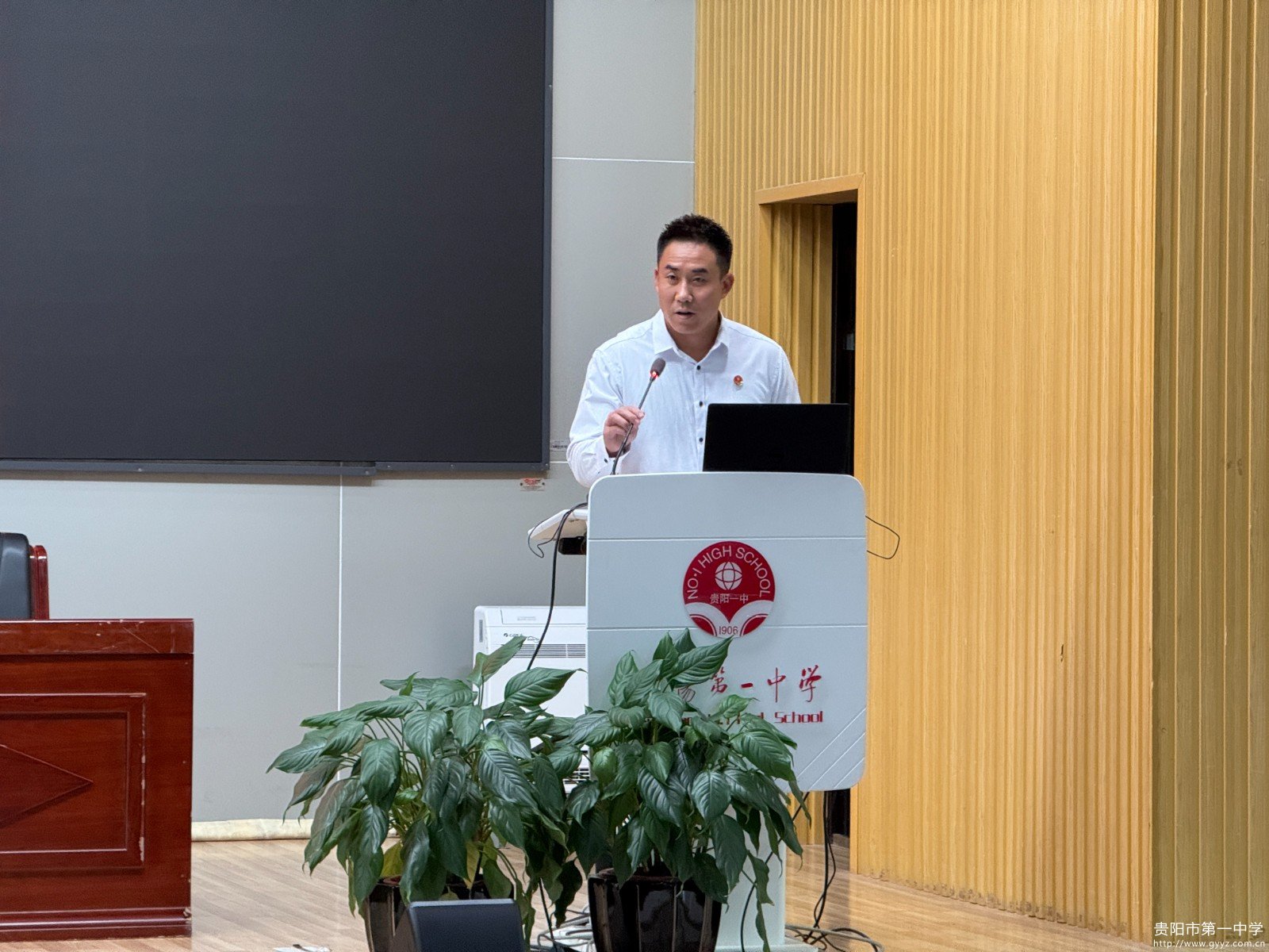 图5 赵云老师主持颁奖仪式.JPG