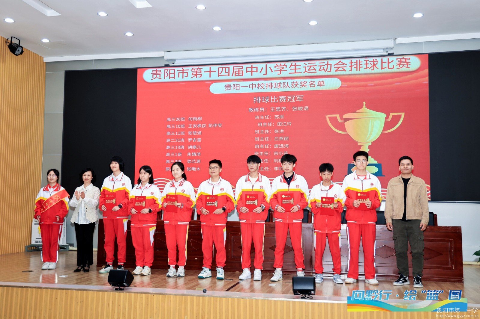 图7中国外文局钟磊经理、 我校纪委书记杨玲为同学颁奖 .jpg