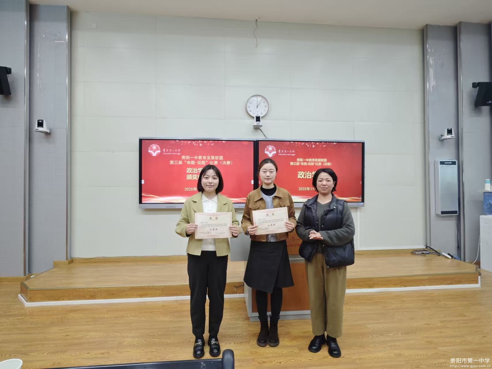 图10 评委们与获奖老师合影.png