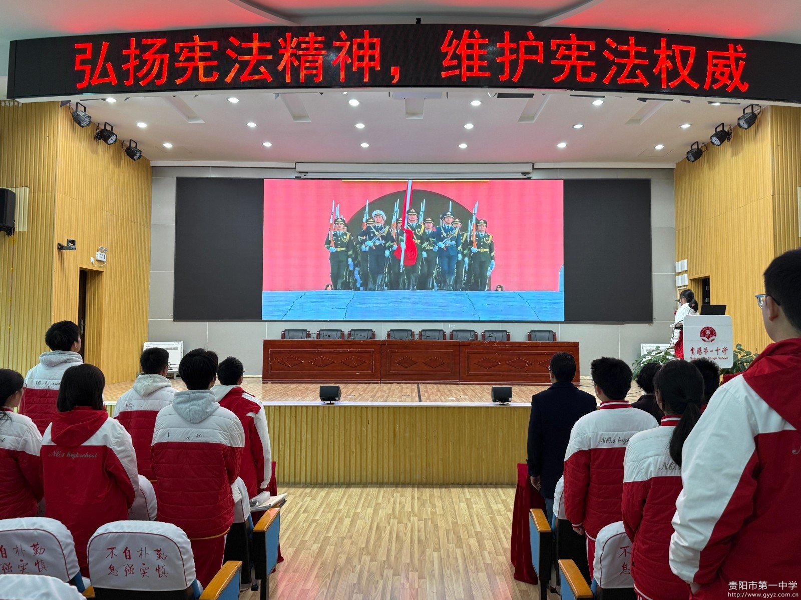 图2 举行升旗仪式.JPG