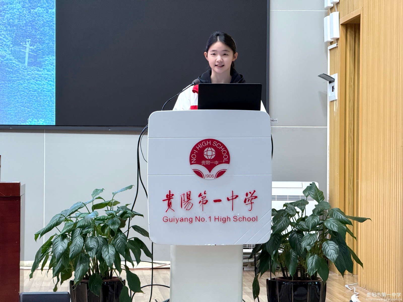 图1 骆玥好同学主持周会.JPG