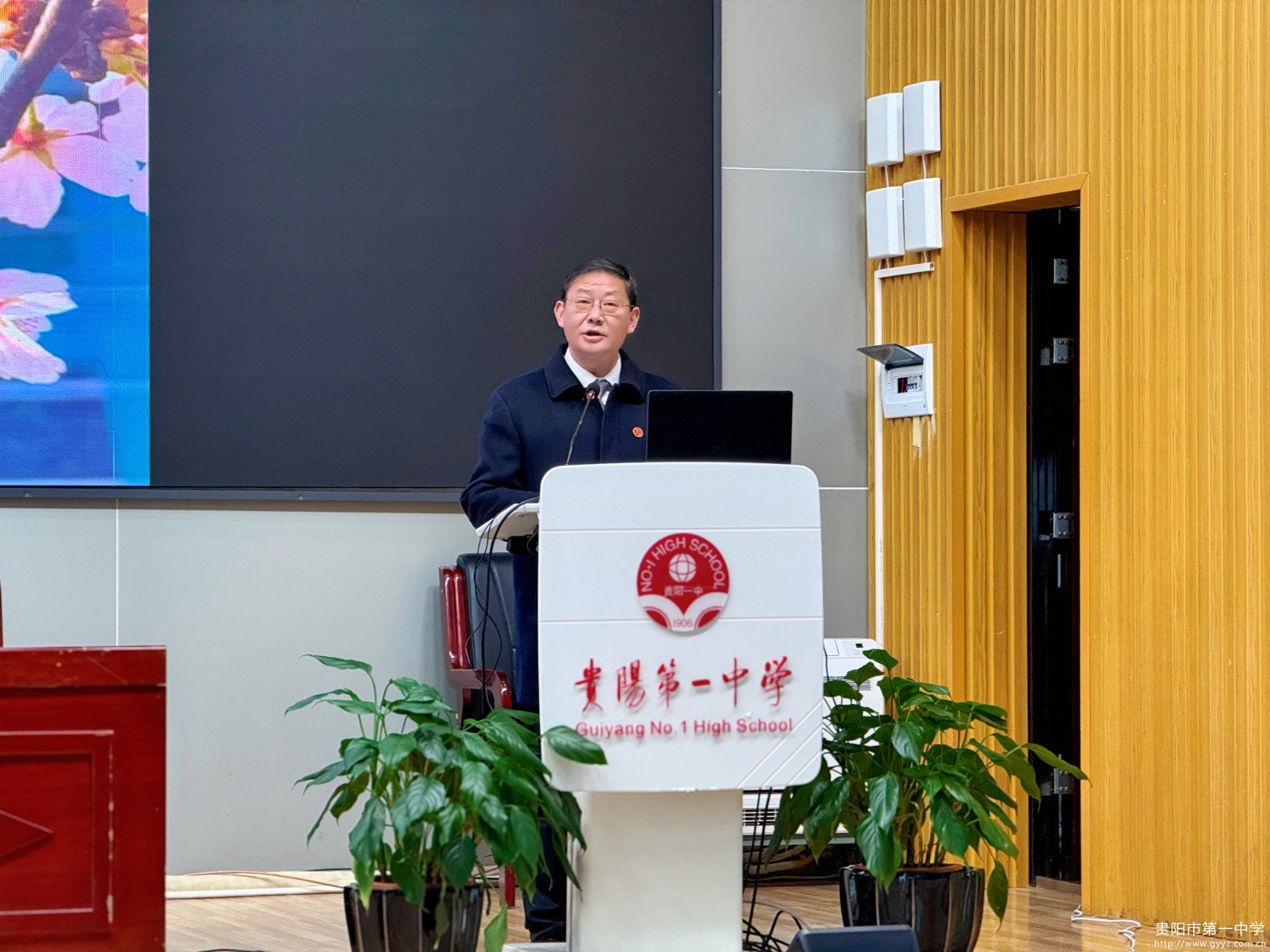图3贵阳一中党委书记陈章义发言.JPG