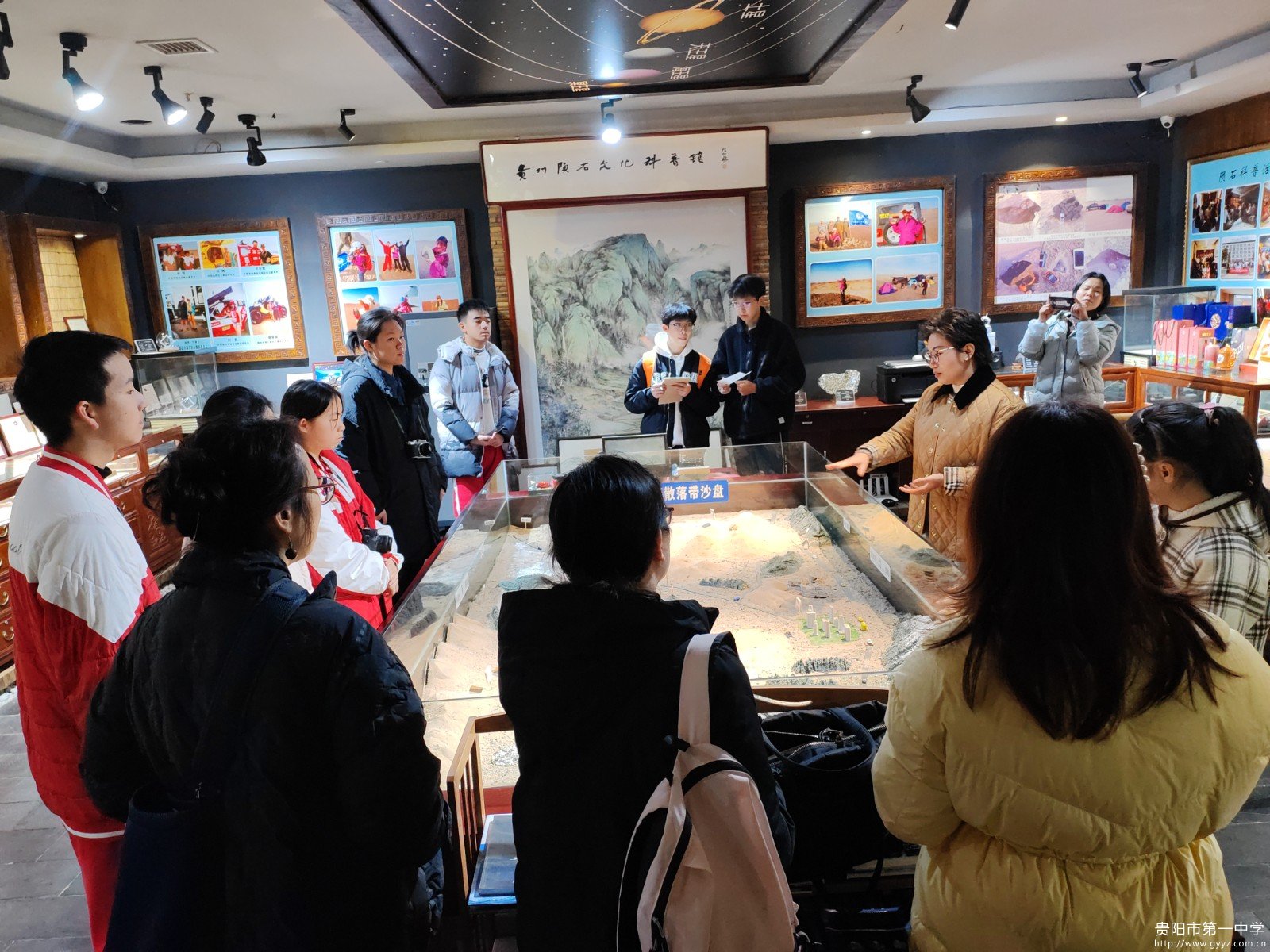 图一:杨可欣馆长介绍我国陨石富集区.jpg 图一:杨可欣馆长介绍我国陨石富集区.jpg