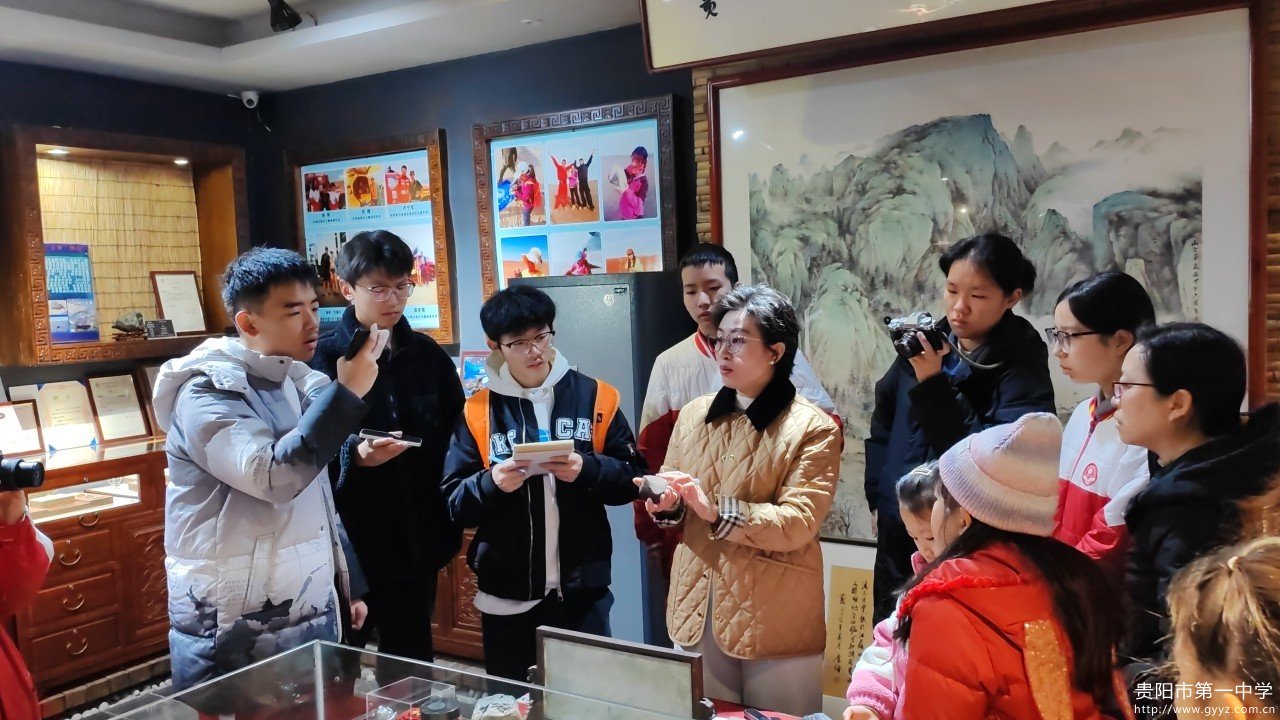 图六:杨可欣馆长介绍陨石辨别的方法.jpg 图六:杨可欣馆长介绍陨石辨别的方法.jpg